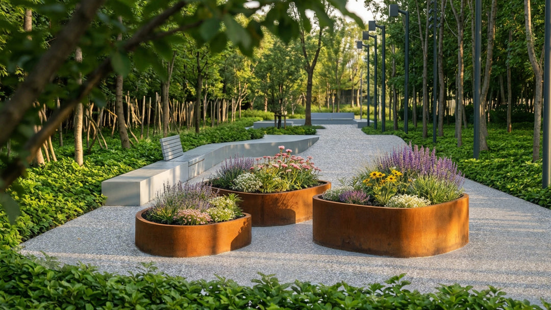 Kleine organisch gevormde cortenstaal plantenbak – ORÉA Flower Collection