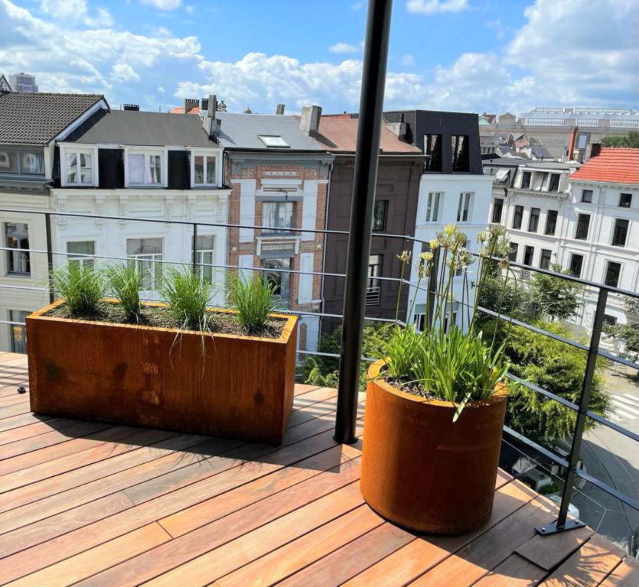 Cortenstaal bloempotten op terras