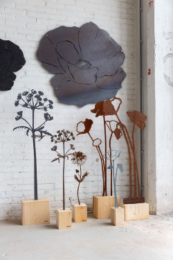 Mooie bloemen op houten blokken