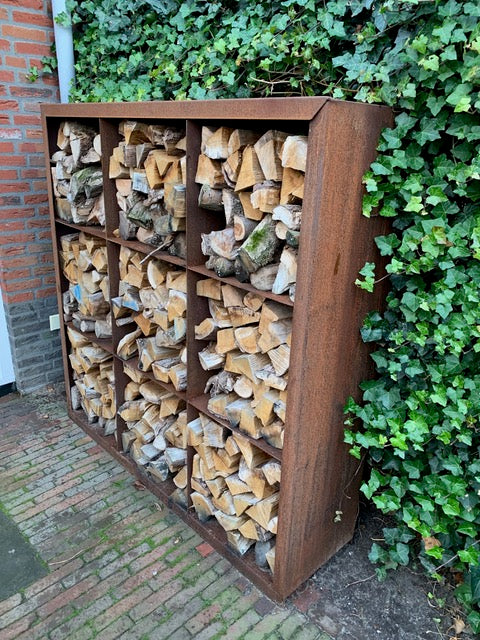 Houtopslag voor bescherming brandhout