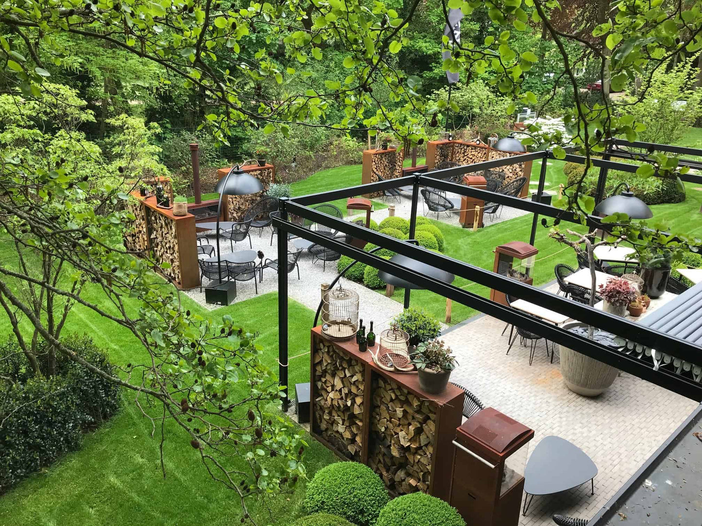 Terras van een restaurant afgebakend met houtopslagen in staal