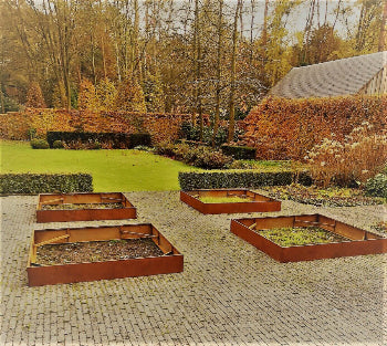 Plantenbak zonder bodem op oprit