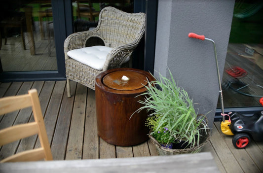 Ronde waterfontein in cortentaal op terras