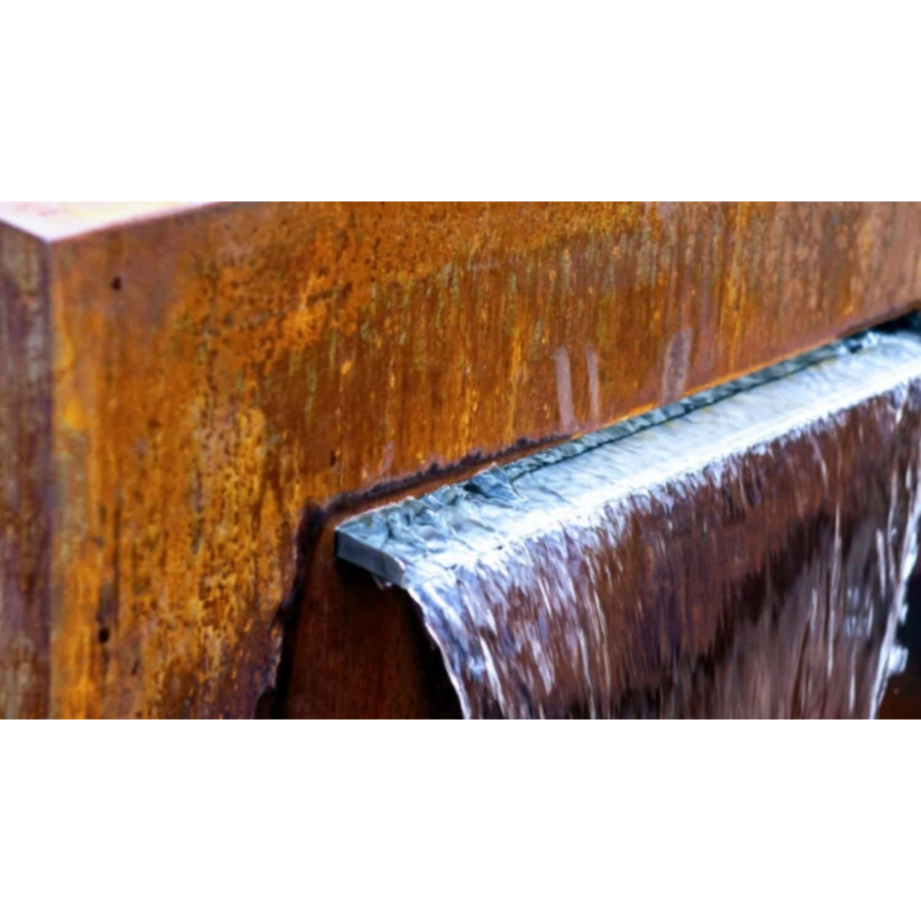 Watervalelement naast vijver in cortenstaal