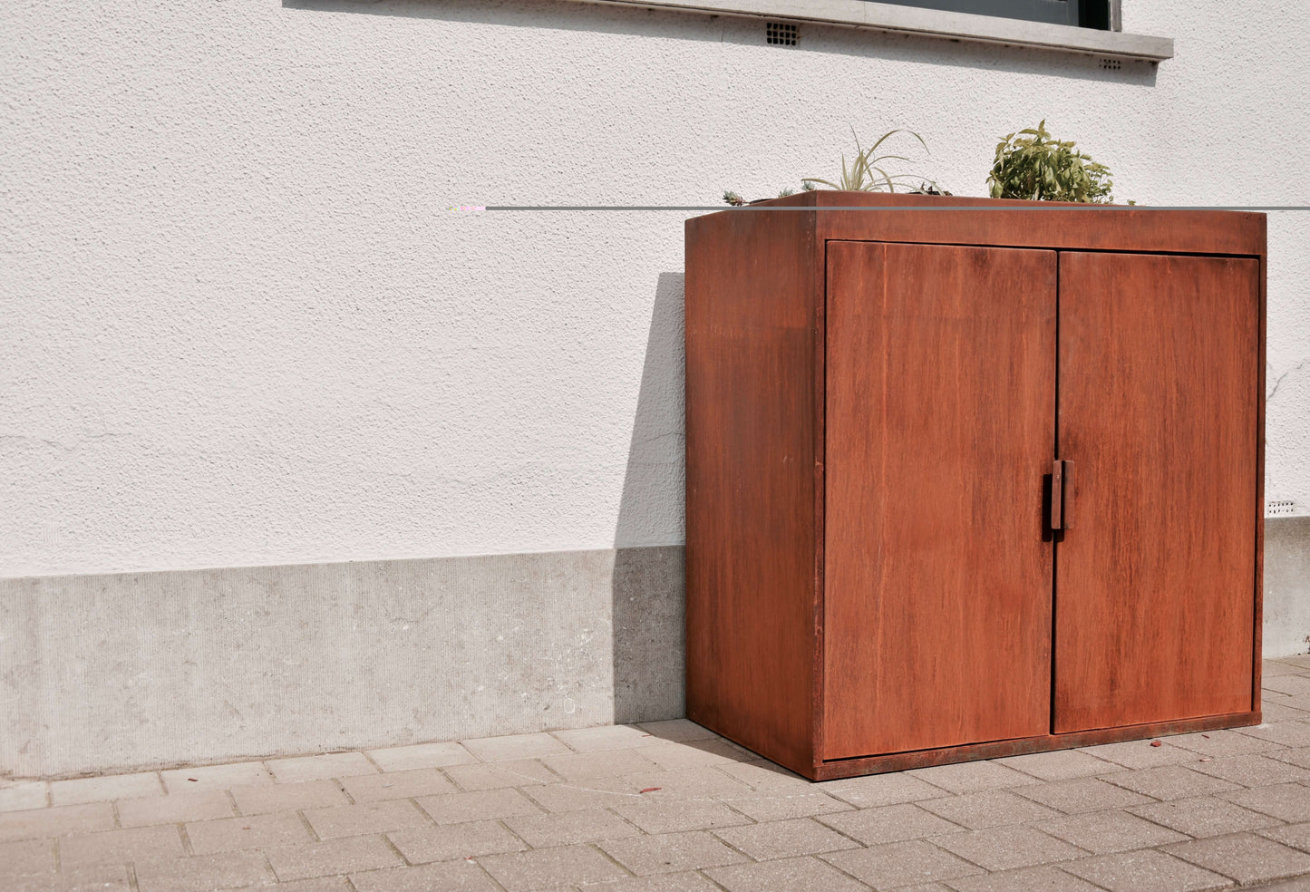 Gesloten cortenstalen kliko ombouw met planten- of kruidenbak erbovenop
