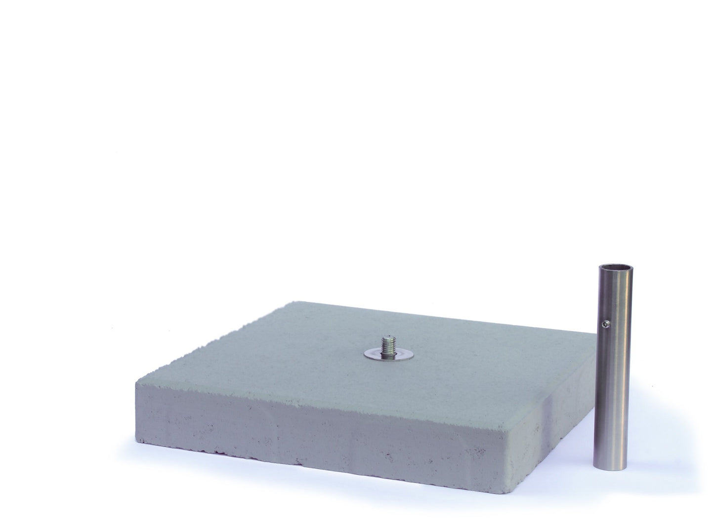 Grijze betonnen voet met roestvrijstalen buis β stevige basis voor vogelhuisjes