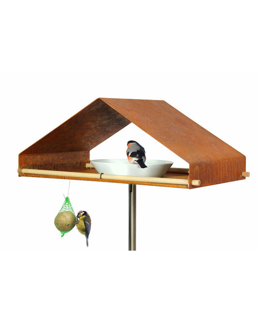 Modern duurzaam vogelhuisje in cortenstaal met houten zitstokken en roestvrijstalen staaf.