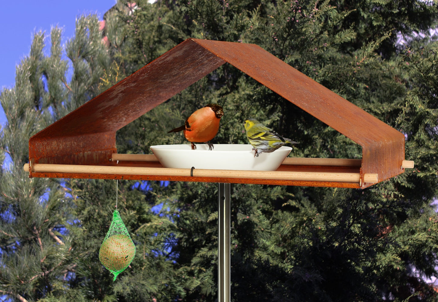 Cortenstalen design vogelhuisje – stijlvolle voederplek voor tuin of terras.