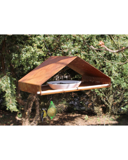 Hangend voederhuis in cortenstaal met ophangmogelijkheid voor vetbollen en porseleinen voerschaal