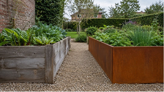 Cortenstaal vs. hout in de tuin: welk materiaal is de betere keuze?