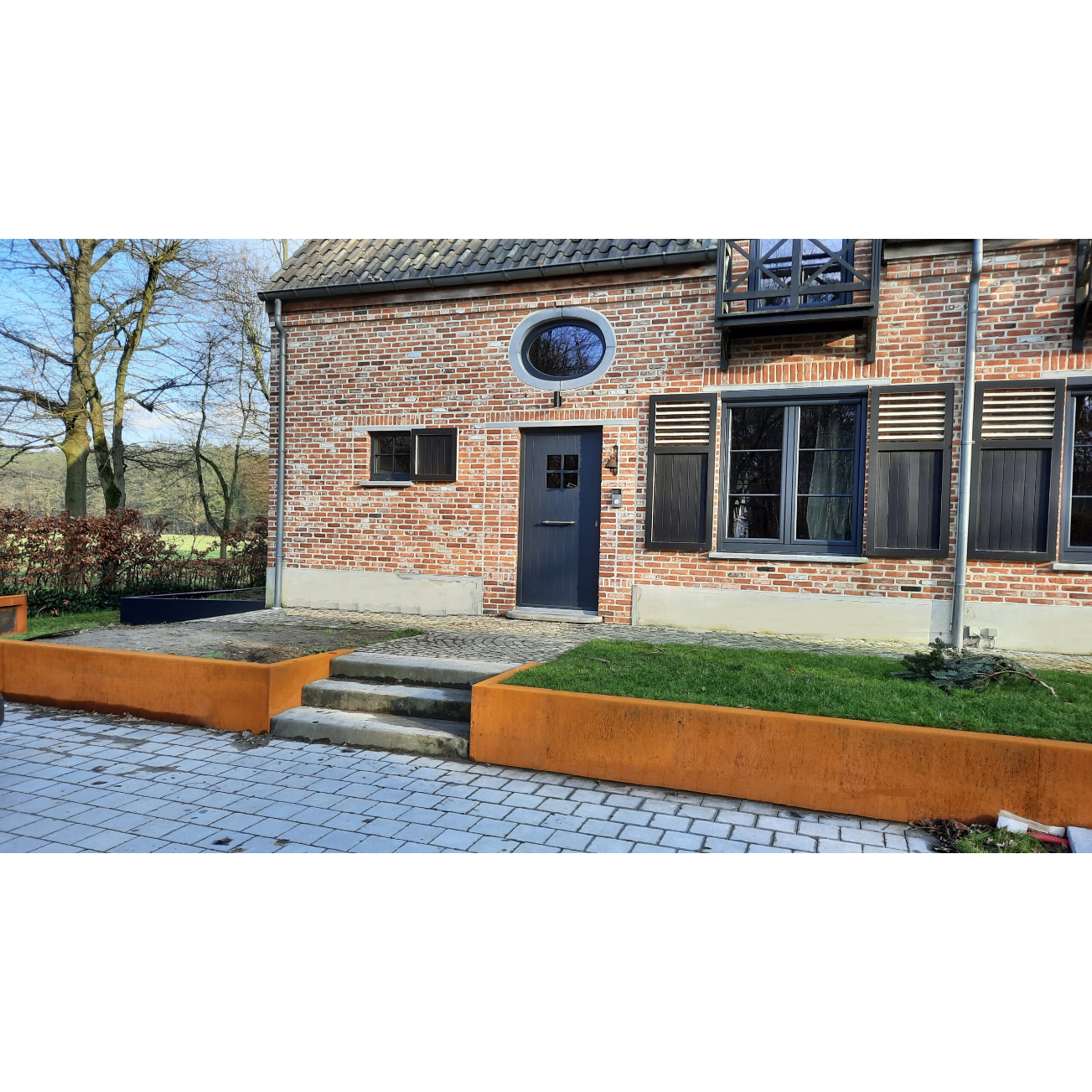 Cortenstaal keerwand aan ingang woning