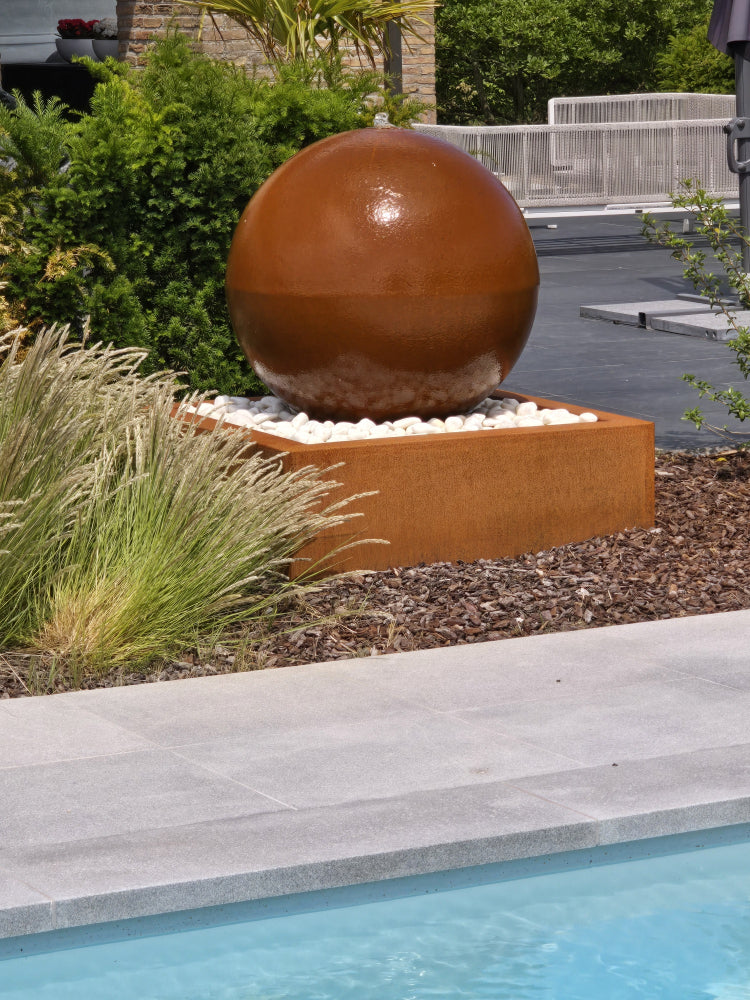 Bolvormige fontein in cortenstaal