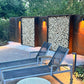 Houtoplagen in cortenstaal in moderne tuin