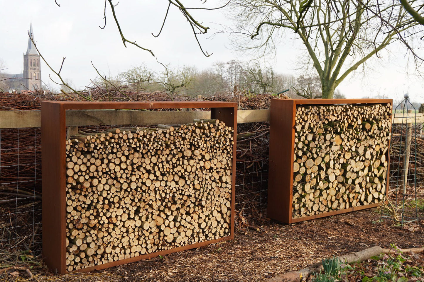 Opslag voor hout in cortenstaal