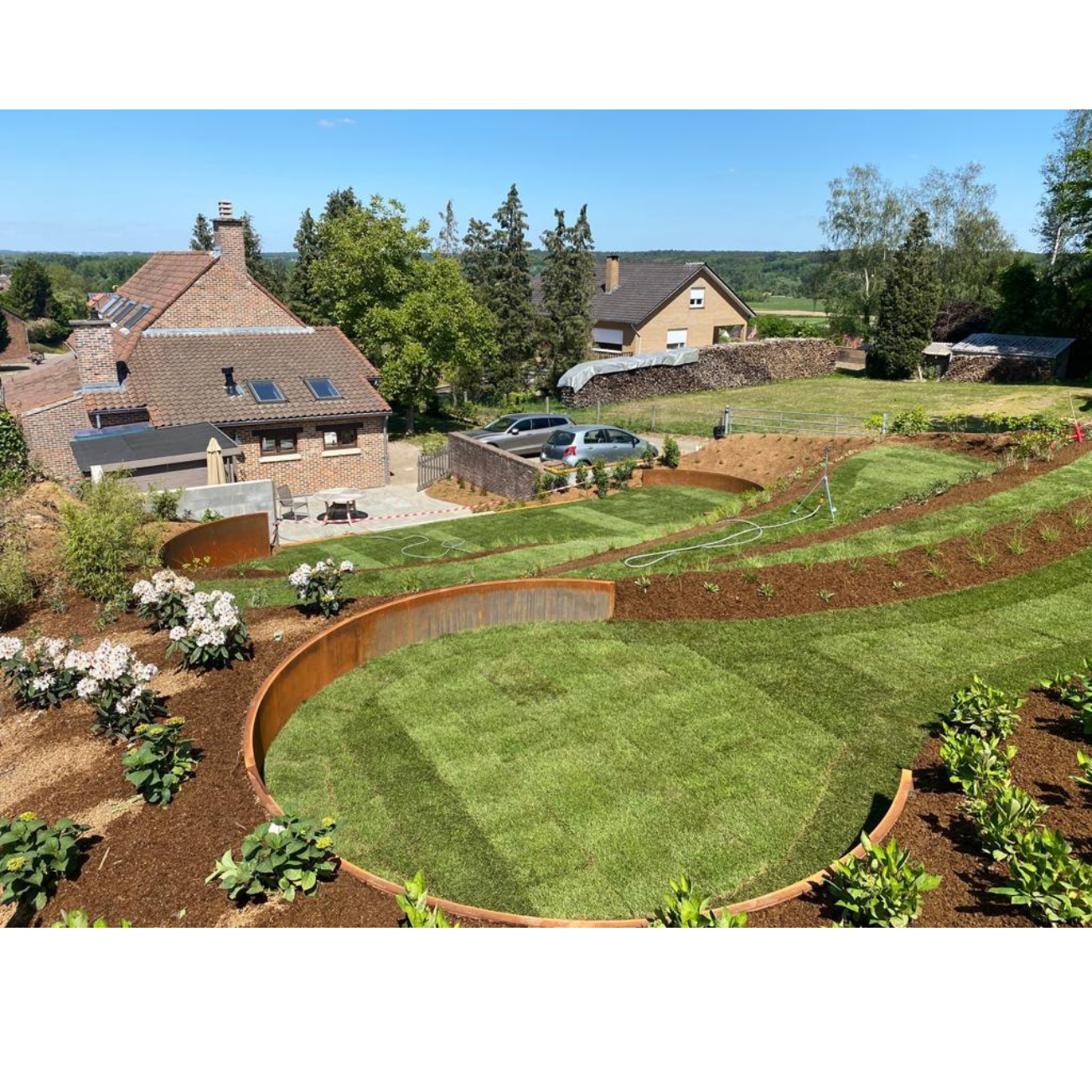 Moderne tuin met ronde keerwand in cortenstaal