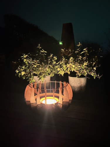 Vuurkorf met warm licht op terras