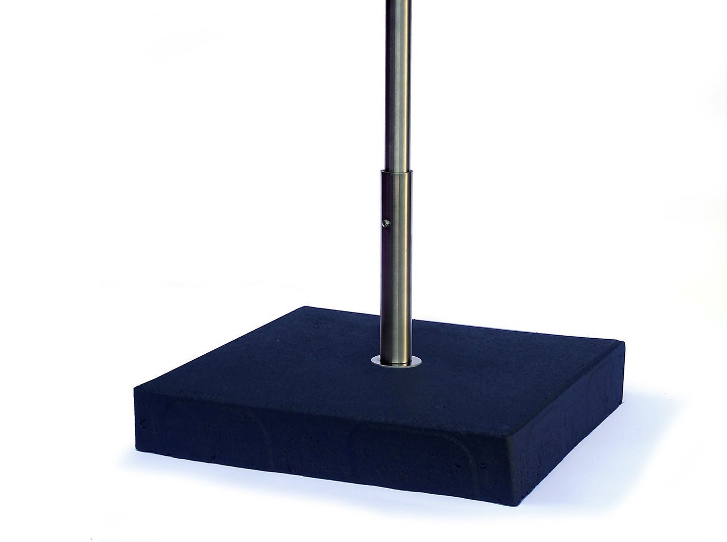 Stevige antracietkleurige betonnen standaard met roestvrijstalen huls voor montage van vogelhuisjes.