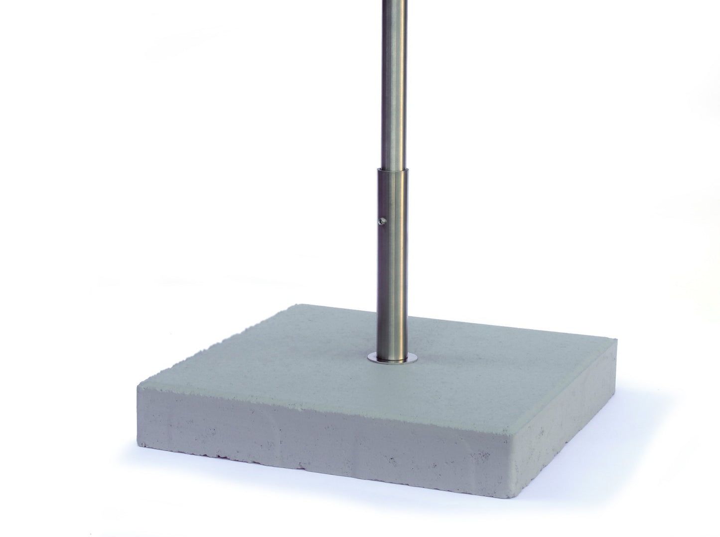 Betonnen standaard met roestvrijstalen huls voor stevige plaatsing van vogelhuisjes of voederhuisjes in de tuin.