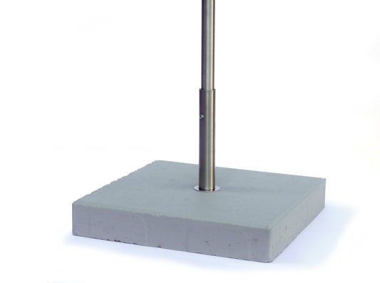 Betonnen standaard met roestvrijstalen huls voor stevige plaatsing van vogelhuisjes of voederhuisjes in de tuin.