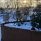 Cortenstaal plantenbak uit de ORÉA collectie in een tuin met sneeuw en natuurlijke beplanting
