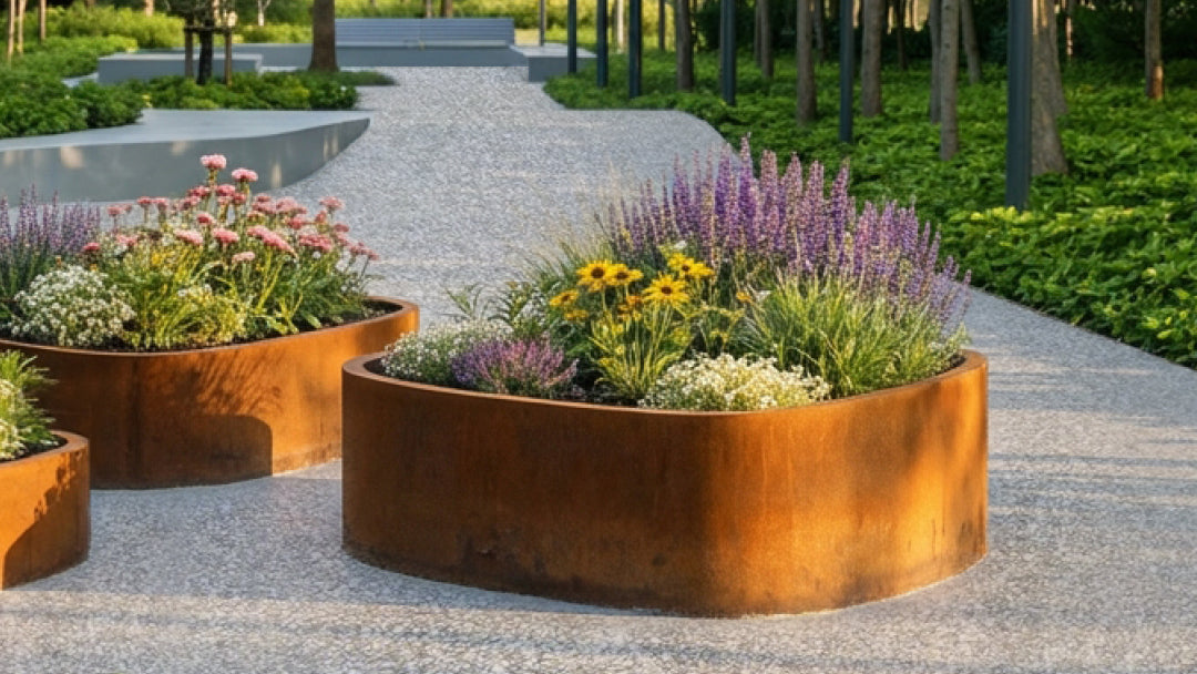 Organisch gevormde grote  plantenbak in cortenstaal uit de ORÉA Flower Collection
