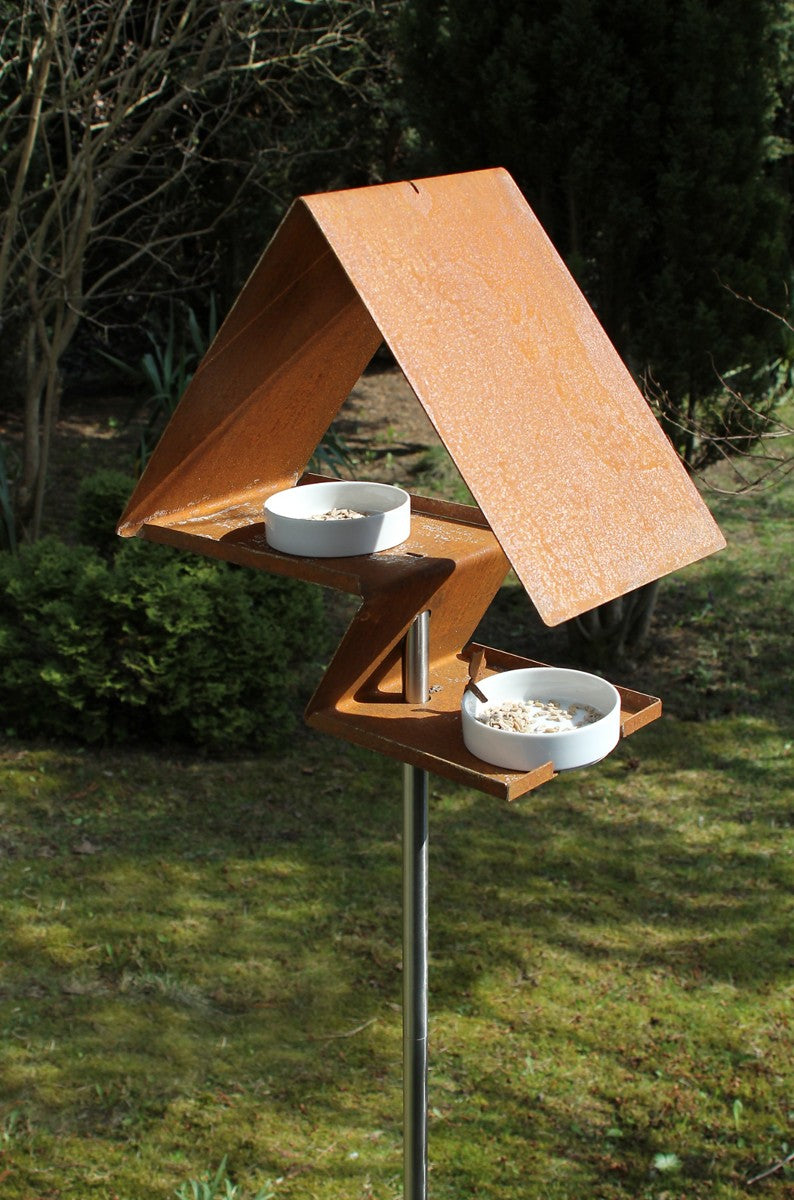 Modern vogelhuisje in cortenstaal op staander – voor vogelvoer of water