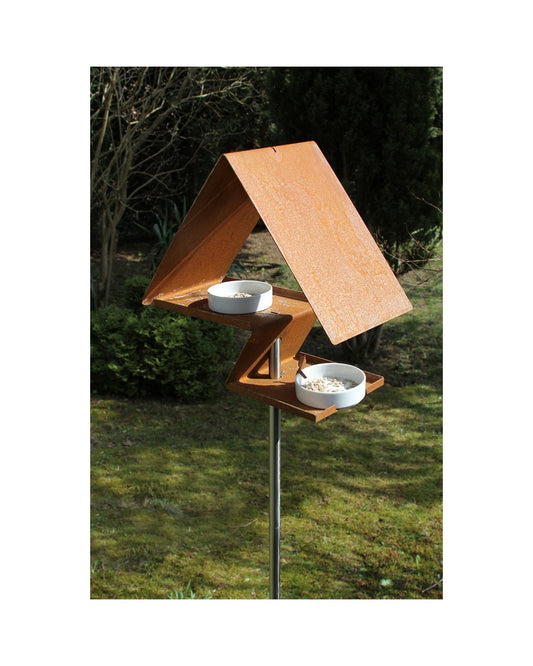 Modern vogelhuisje in cortenstaal op staander – voor vogelvoer of water