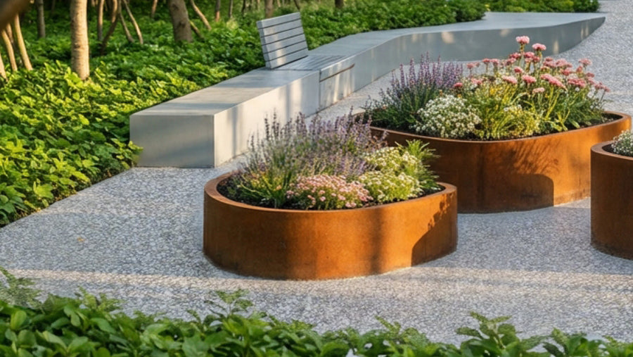 Kleine organisch gevormde cortenstaal plantenbak Piccola – ORÉA Flower Collection