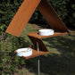 Design vogelhuis in roestkleurig cortenstaal met porseleinen schaaltjes