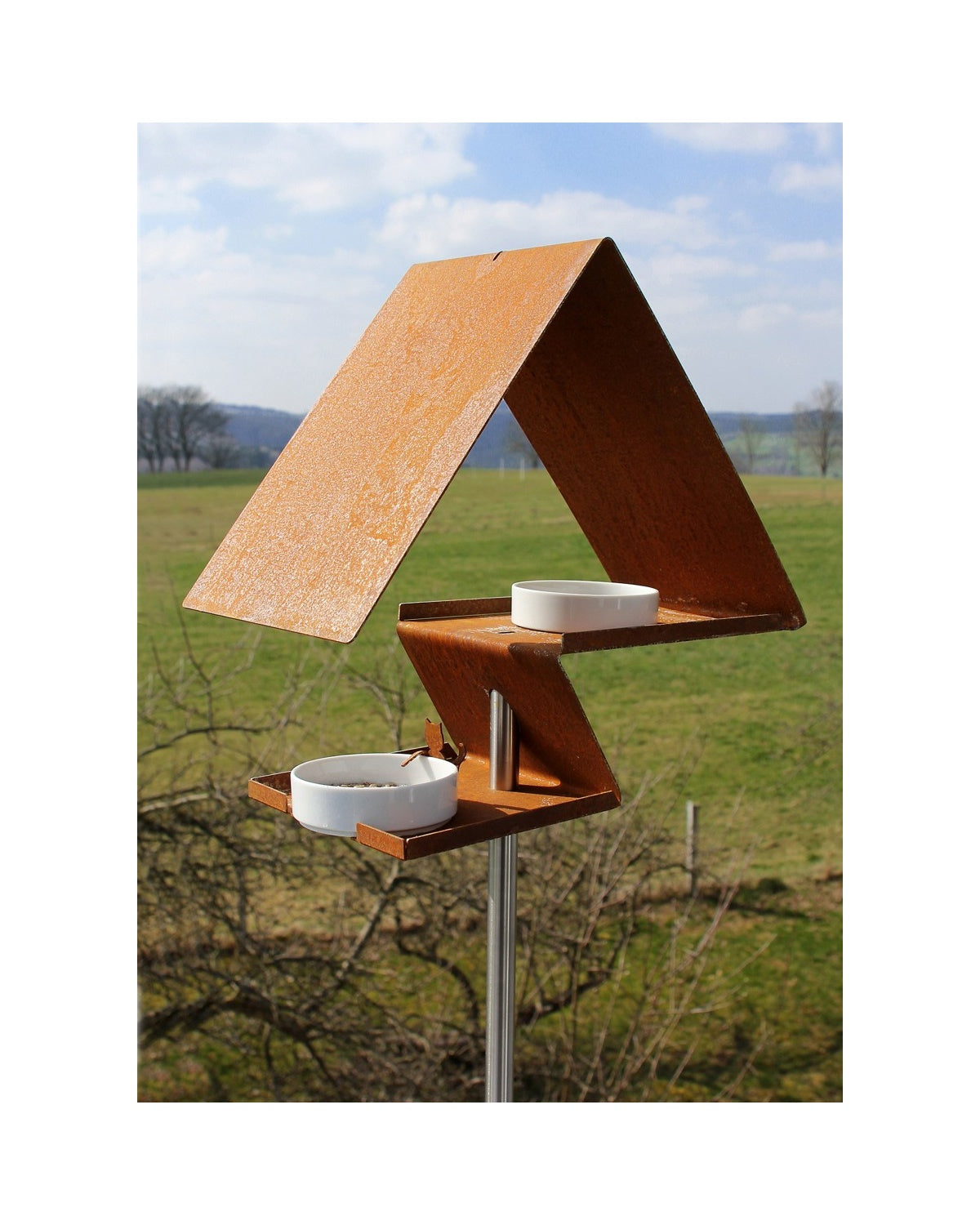 Tijdloos vogelhuisje in cortenstaal – strak en minimalistisch tuinaccessoire