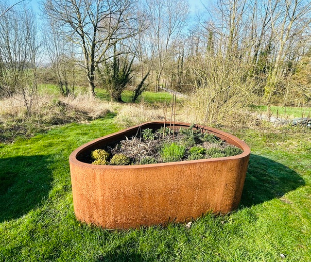 Kleine organisch gevormde cortenstaal plantenbak Piccola – ORÉA Flower Collection