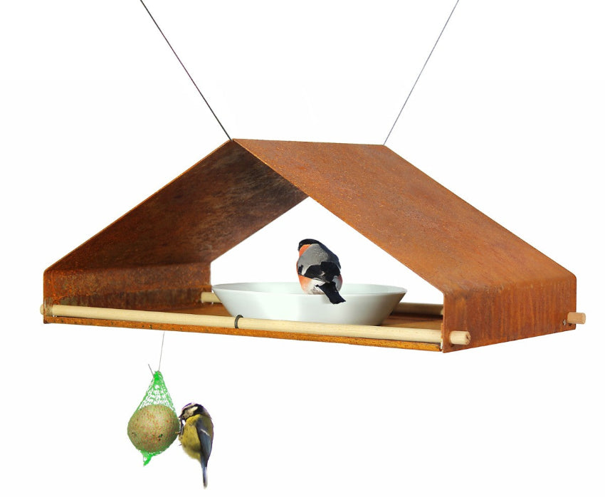 Hangend vogelhuisje in cortenstaal met porseleinen schaal