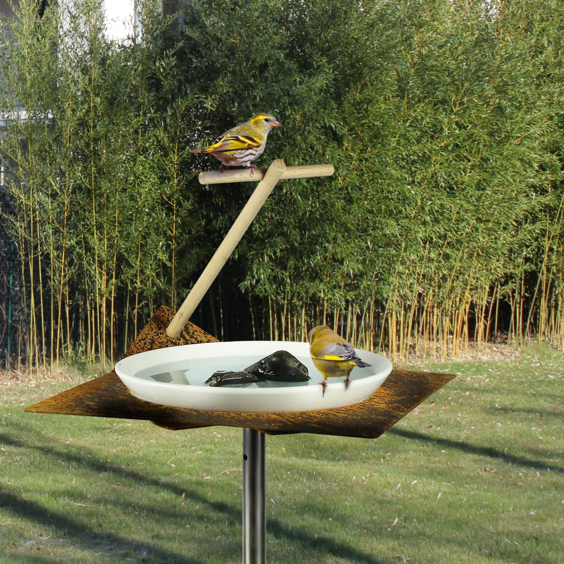 Minimalistisch vogelbad in cortenstaal met porselein en hout