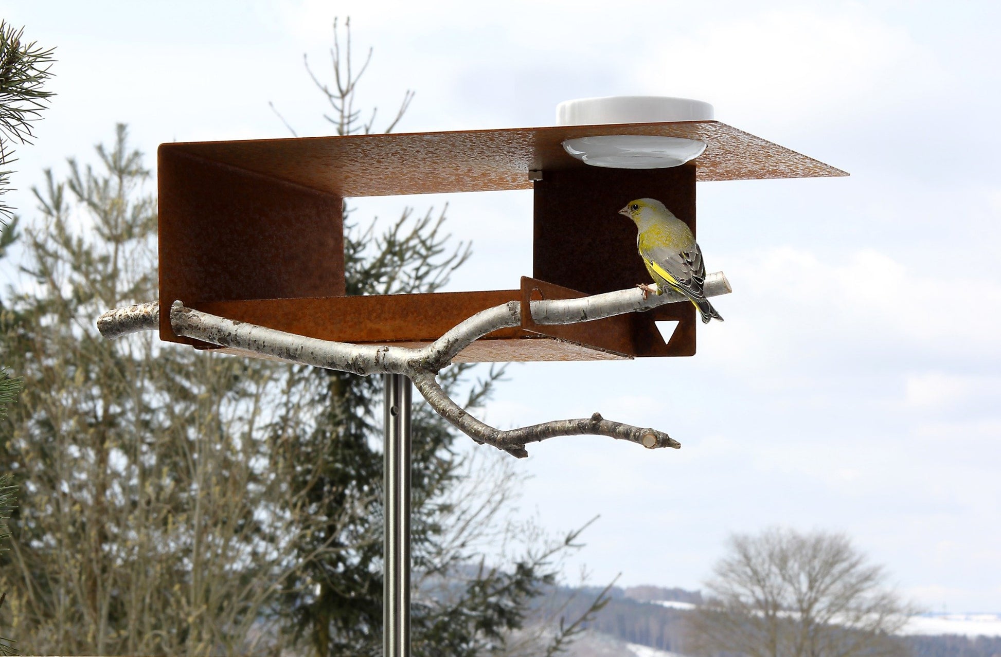 Modern vogelhuis met drinkschaal