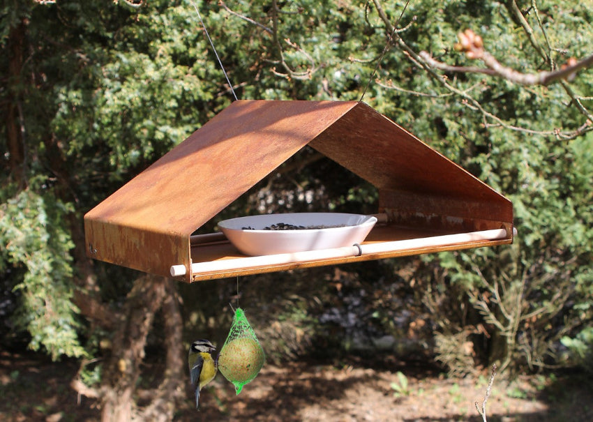 Hangend voederhuis in cortenstaal met ophangmogelijkheid voor vetbollen en porseleinen voerschaal