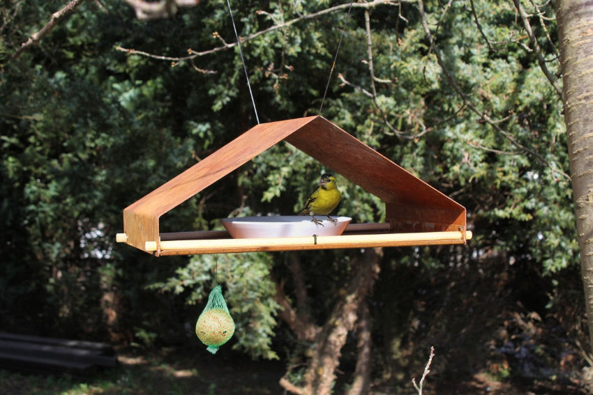 Design vogelvoederhuis in cortenstaal – stijlvolle, duurzame tuindecoratie voor vogels